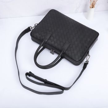 Poslovna torbica za rame od prave kože, model 16335, horizontalni kvadratni oblik, zatvaranje na zip, pretinac za prijenosno, unutarnji pretinac sa zipom