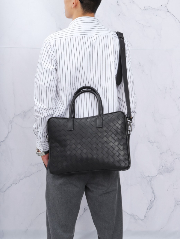 Poslovna torbica za rame od prave kože, model 16335, horizontalni kvadratni oblik, zatvaranje na zip, pretinac za prijenosno, unutarnji pretinac sa zipom