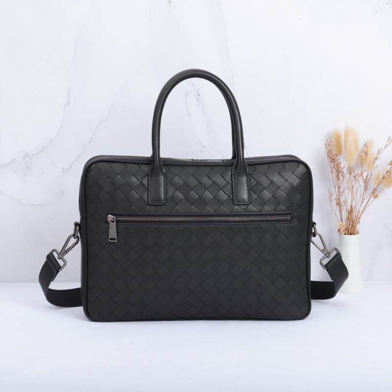 Poslovna torbica za rame od prave kože, model 16335, horizontalni kvadratni oblik, zatvaranje na zip, pretinac za prijenosno, unutarnji pretinac sa zipom