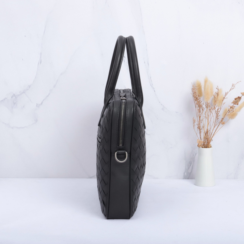 Poslovna torbica za rame od prave kože, model 16335, horizontalni kvadratni oblik, zatvaranje na zip, pretinac za prijenosno, unutarnji pretinac sa zipom