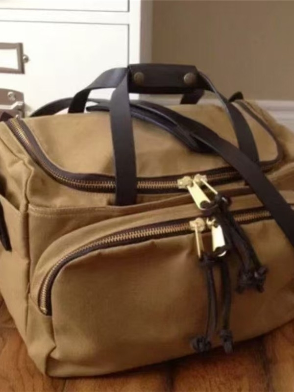 Geantă de umăr din pânză cerată și piele naturală, cu mai multe compartimente — geantă de voiaj unisex