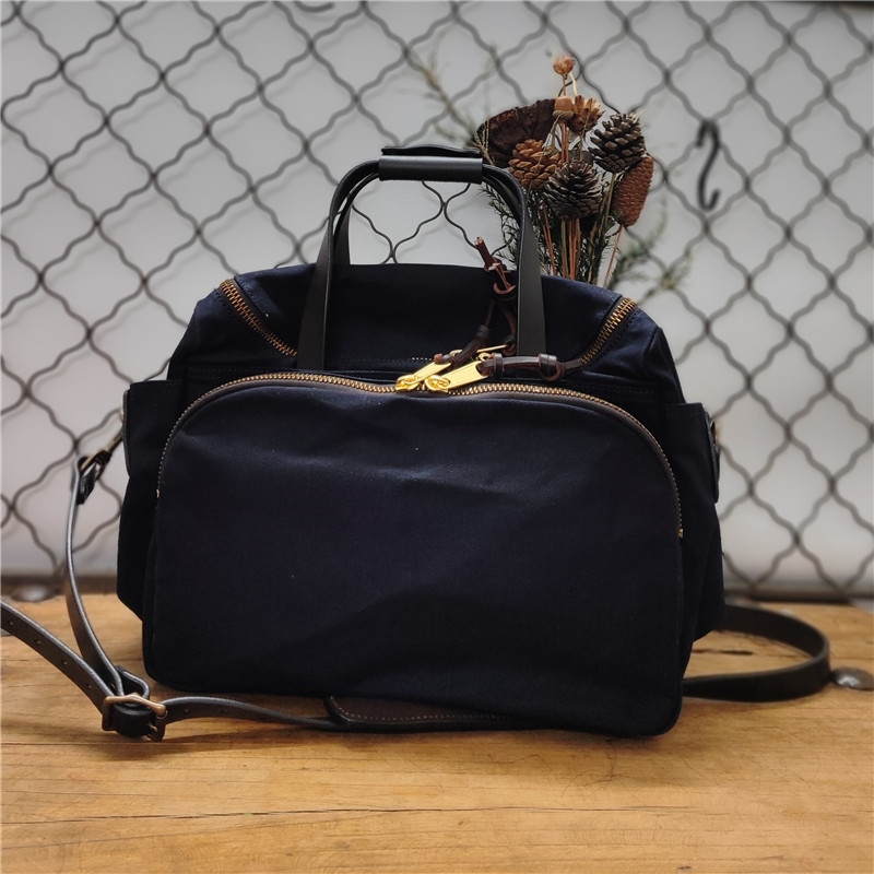 Geantă de umăr din pânză cerată și piele naturală, cu mai multe compartimente — geantă de voiaj unisex