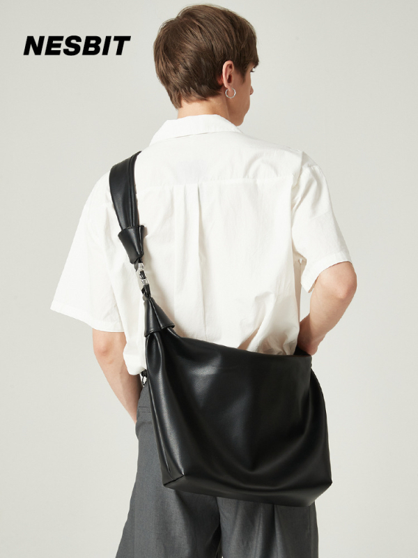 Muška crossbody torba od PU kože, gradski minimalistički stil, otporna na trošenje, zaštita od krađe, velik kapacitet, jednofarbni dizajn.