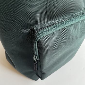 Crossbody torba u urbanom minimalističkom stilu, poliester materijal, tote stil, velik kapacitet, jedna naramenica