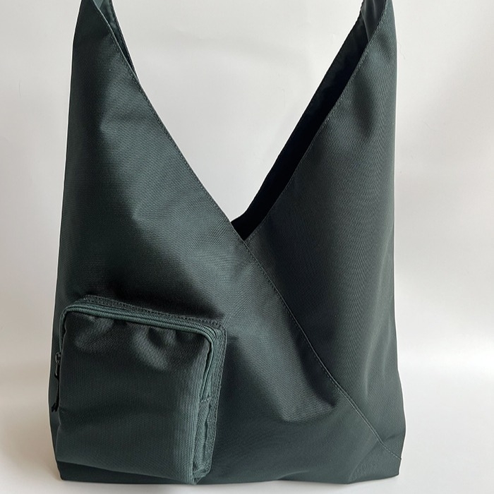 Crossbody torba u urbanom minimalističkom stilu, poliester materijal, tote stil, velik kapacitet, jedna naramenica