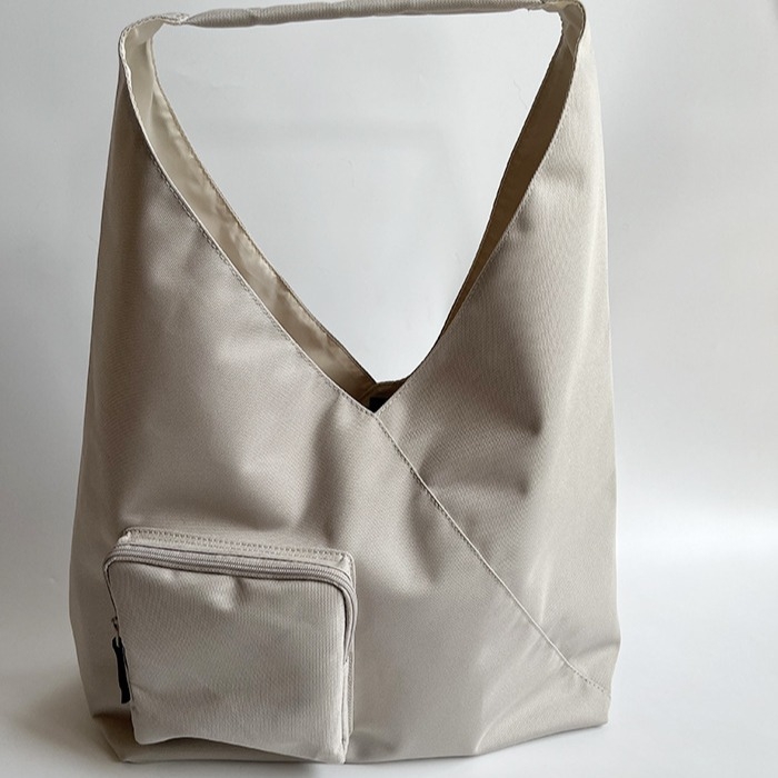 Crossbody torba u urbanom minimalističkom stilu, poliester materijal, tote stil, velik kapacitet, jedna naramenica