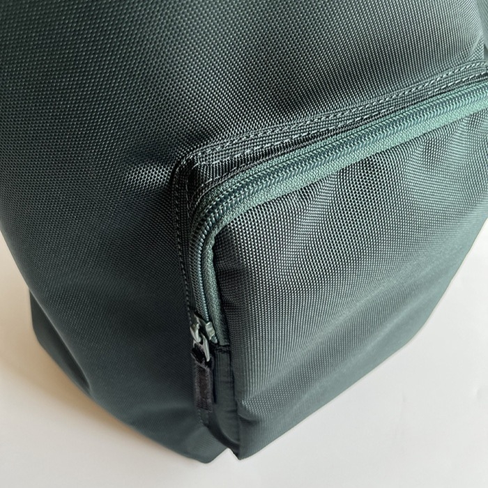 Crossbody torba u urbanom minimalističkom stilu, poliester materijal, tote stil, velik kapacitet, jedna naramenica