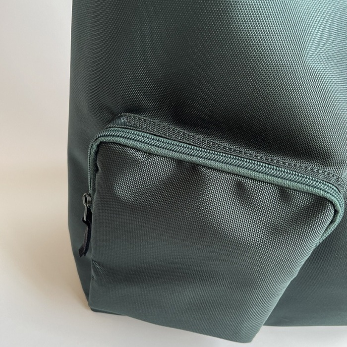 Crossbody torba u urbanom minimalističkom stilu, poliester materijal, tote stil, velik kapacitet, jedna naramenica
