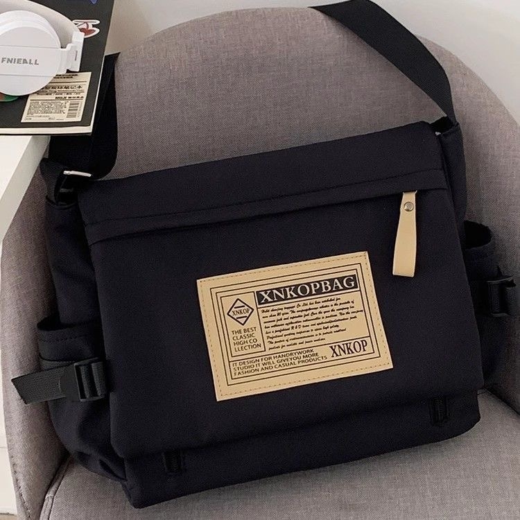 Geantă messenger în stil japonez de lucru, nylon, formă rotundă, închidere cu capac, buzunar interior cu fermoar