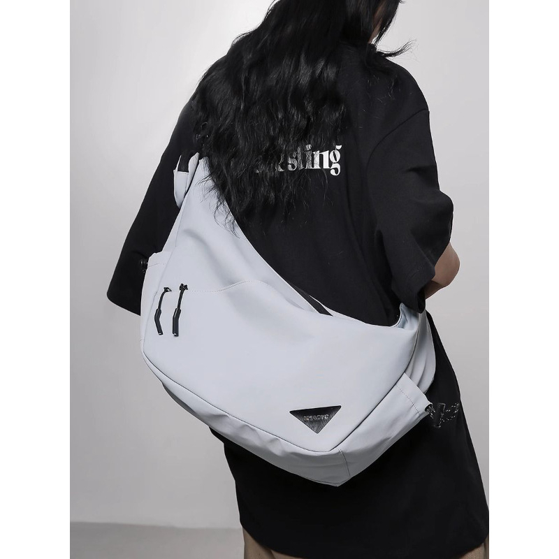 Muška crossbody torba u uličnoj stilu — najlon, prozračna i ultra lagana, jednobojna podstava od poliestera, ljeto 2025