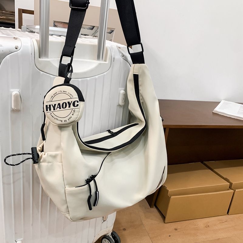 Muška crossbody torba u uličnoj stilu — najlon, prozračna i ultra lagana, jednobojna podstava od poliestera, ljeto 2025