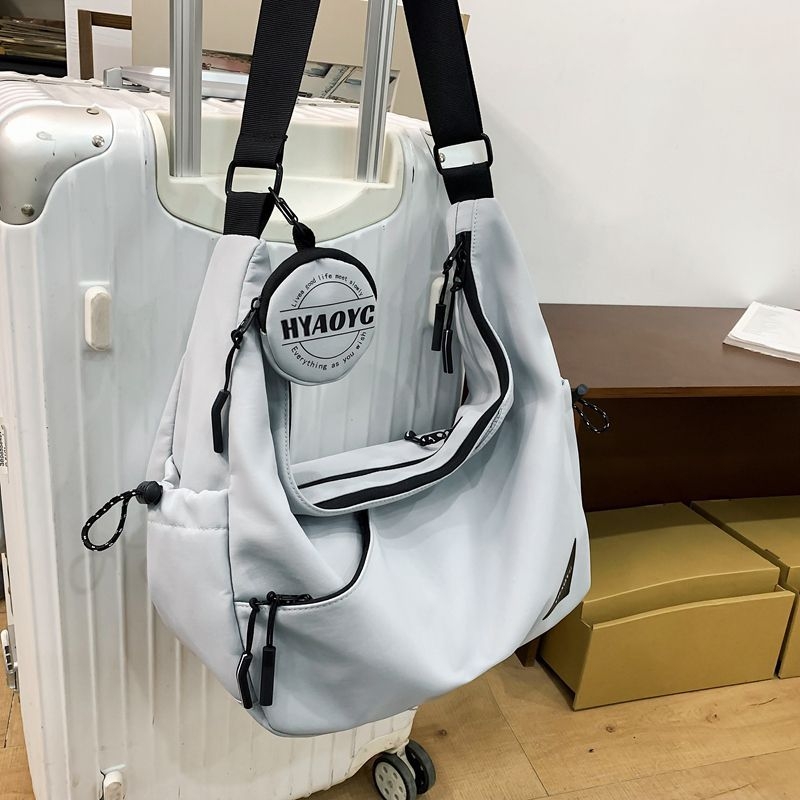 Muška crossbody torba u uličnoj stilu — najlon, prozračna i ultra lagana, jednobojna podstava od poliestera, ljeto 2025