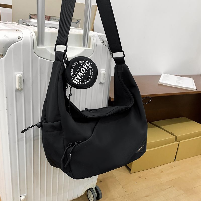 Muška crossbody torba u uličnoj stilu — najlon, prozračna i ultra lagana, jednobojna podstava od poliestera, ljeto 2025
