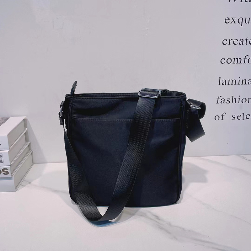 Muška crossbody torba - vodootporna Oxford tkanina, vertikalni kvadratni oblik, zatvaranje na zip, pogodno za 11-inčni laptop, unutarnji pretinci: zip pretinac, džep za telefon, ID