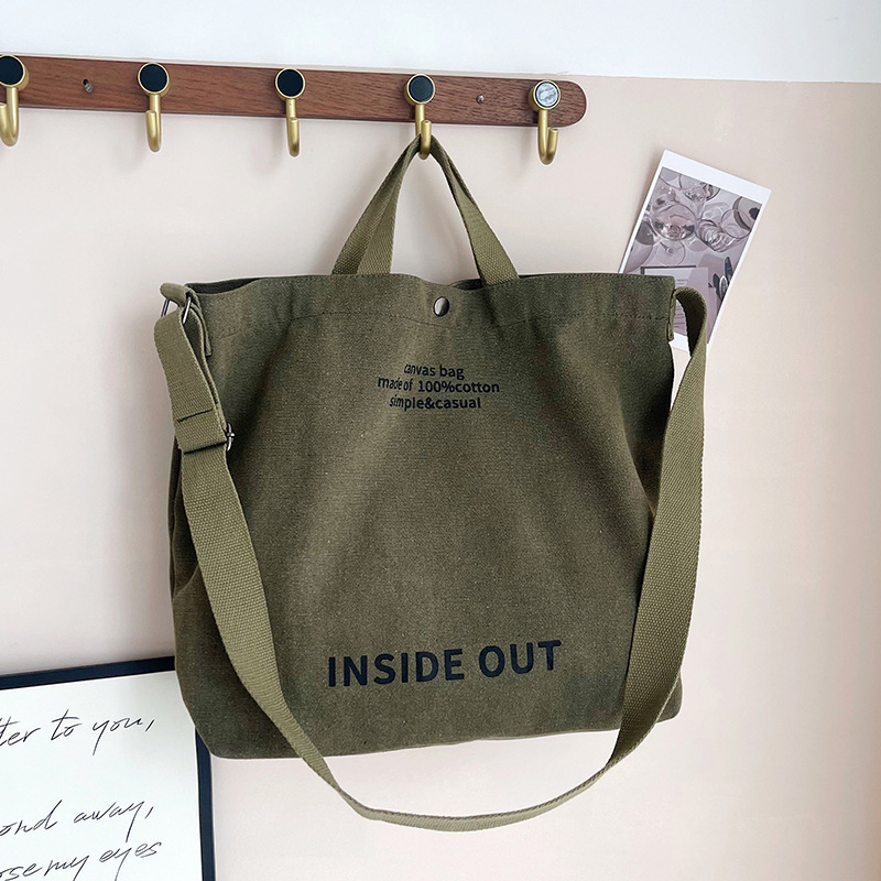 Muška platnena crossbody torba s proširenjem, tisk s slovima, platnena podstava, kod 107a, ljeto 2025