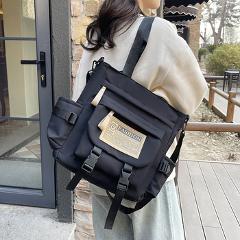 Messenger táska japán stílusú munkaruházat retro dizájnnal, mindennapi használatra; Anyag: Oxford vászon; Bélése: poliészter; Nyitás: cipzár; Forma: horizontális négyzet; Három vállpánt