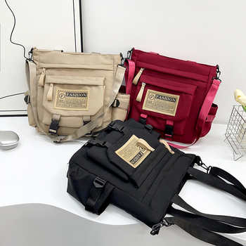 Messenger táska japán stílusú munkaruházat retro dizájnnal, mindennapi használatra; Anyag: Oxford vászon; Bélése: poliészter; Nyitás: cipzár; Forma: horizontális négyzet; Három vállpánt