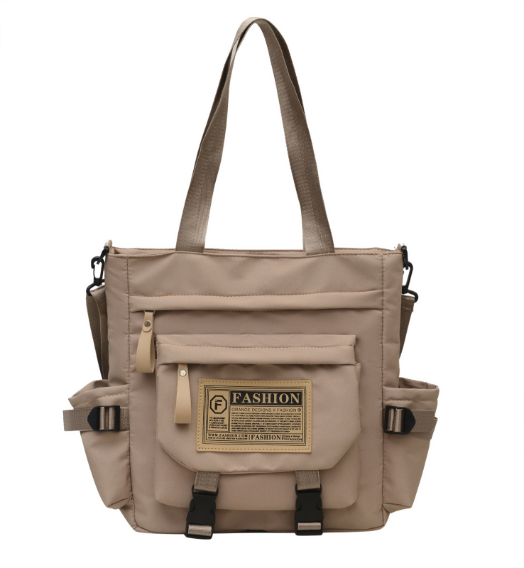 Messenger táska japán stílusú munkaruházat retro dizájnnal, mindennapi használatra; Anyag: Oxford vászon; Bélése: poliészter; Nyitás: cipzár; Forma: horizontális négyzet; Három vállpánt