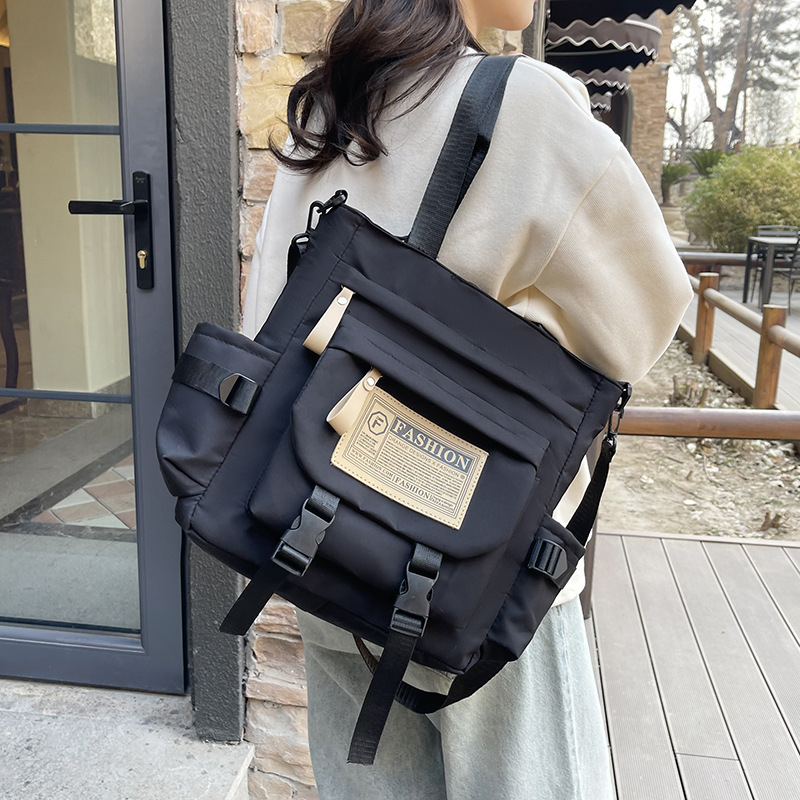 Messenger táska japán stílusú munkaruházat retro dizájnnal, mindennapi használatra; Anyag: Oxford vászon; Bélése: poliészter; Nyitás: cipzár; Forma: horizontális négyzet; Három vállpánt