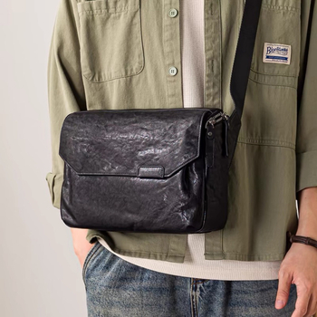 Muška crossbody torba — poliester; podstava: teleća koža; namjena: rekreacijska putovanja (Materijal: poliester; Podstava: teleća koža; Namjena: rekreacijska putovanja)