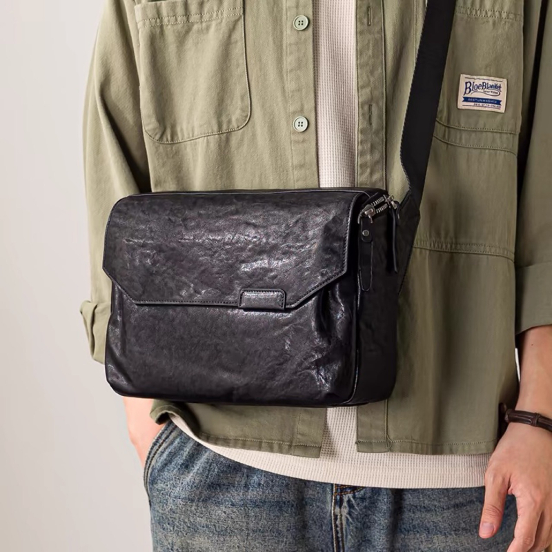 Muška crossbody torba — poliester; podstava: teleća koža; namjena: rekreacijska putovanja (Materijal: poliester; Podstava: teleća koža; Namjena: rekreacijska putovanja)