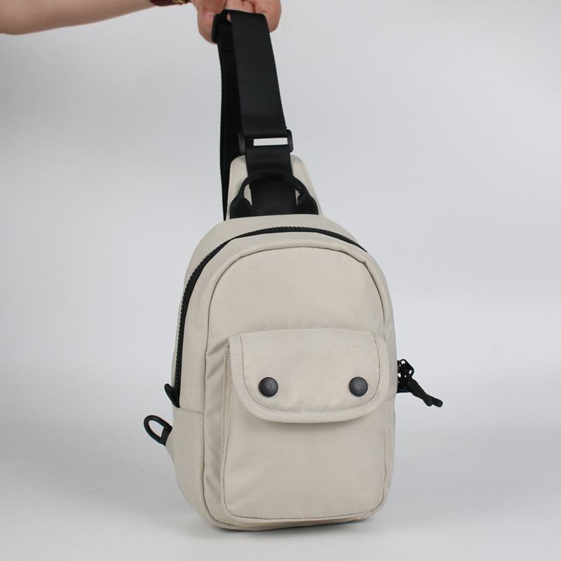 Muška crossbody torba preko ramena, urban minimalistički stil, platnena tkanina, poliester podstava, ljeto 2024