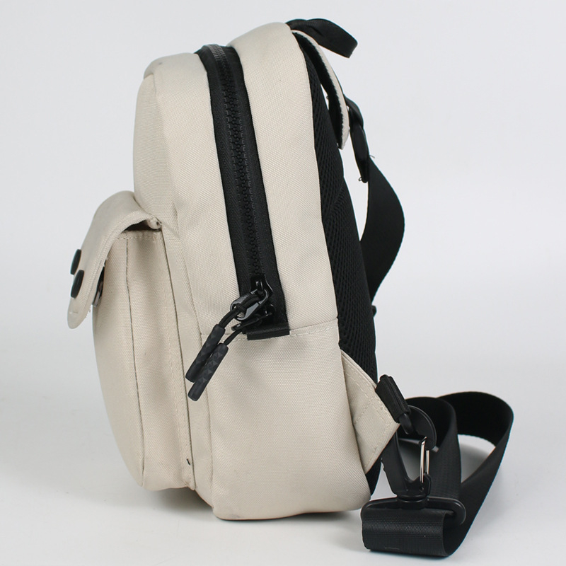 Muška crossbody torba preko ramena, urban minimalistički stil, platnena tkanina, poliester podstava, ljeto 2024