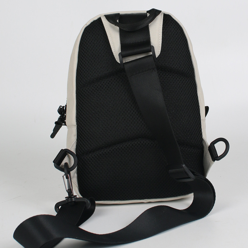 Muška crossbody torba preko ramena, urban minimalistički stil, platnena tkanina, poliester podstava, ljeto 2024