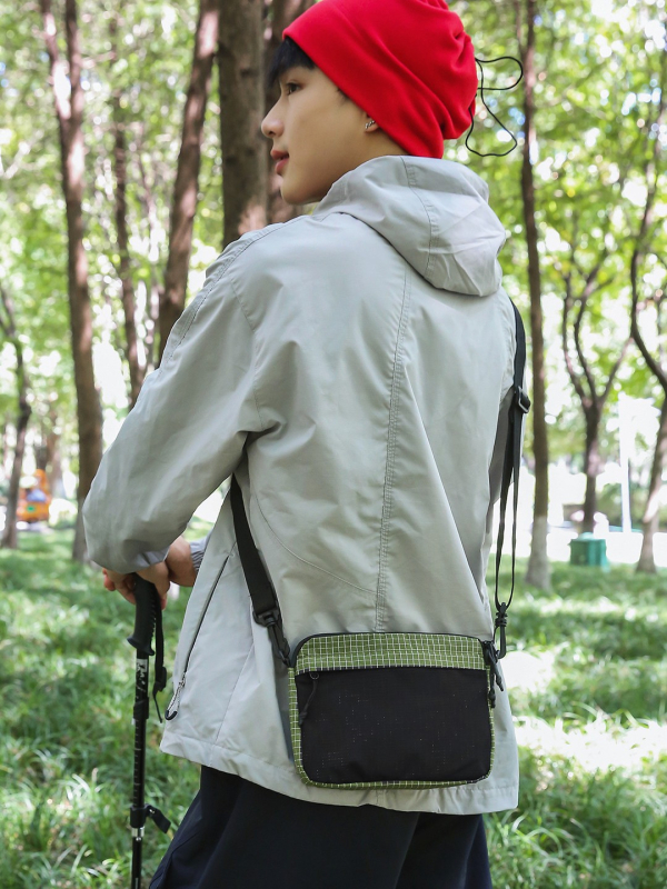 Muška crossbody torba - ultra lagana nylon, prugasti uzorak, podstava poliester, svakodnevna uporaba