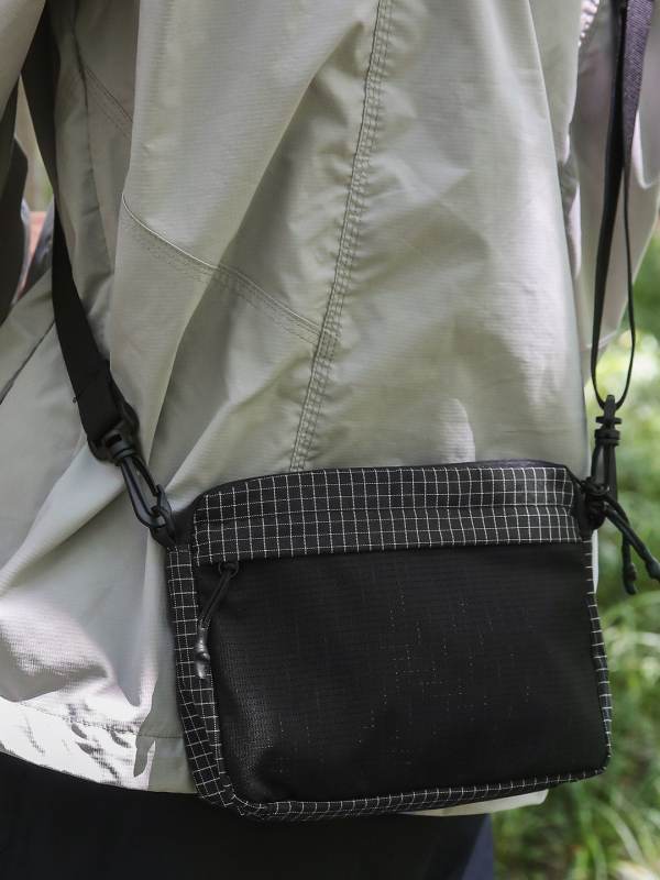 Muška crossbody torba - ultra lagana nylon, prugasti uzorak, podstava poliester, svakodnevna uporaba