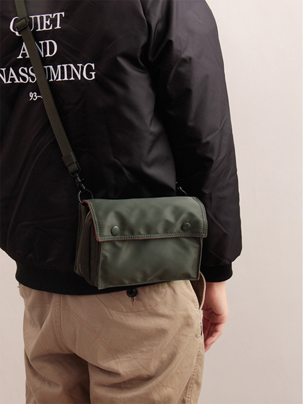 Muška crossbody torba, vodootporan najlon, svakodnevna upotreba, odgovara 8-inčnom prijenosniku