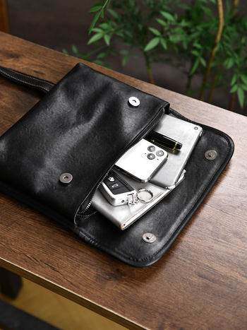 Muška crossbody torbica od prave kože, gradski minimalistički stil, podstava od teleće kože