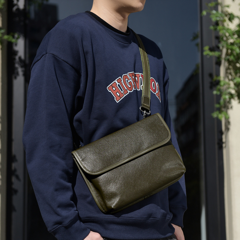 Muška crossbody torbica od prave kože, gradski minimalistički stil, podstava od teleće kože