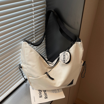 Muška crossbody torba, gradski stil, najlon, prozračna i ultra lagana, podstava od poliesteru