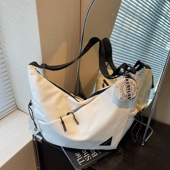 Muška crossbody torba, gradski stil, najlon, prozračna i ultra lagana, podstava od poliesteru
