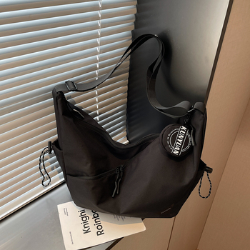 Muška crossbody torba, gradski stil, najlon, prozračna i ultra lagana, podstava od poliesteru