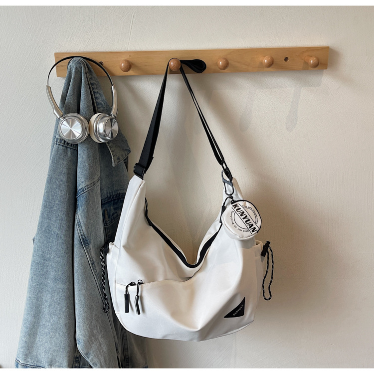 Muška crossbody torba, gradski stil, najlon, prozračna i ultra lagana, podstava od poliesteru