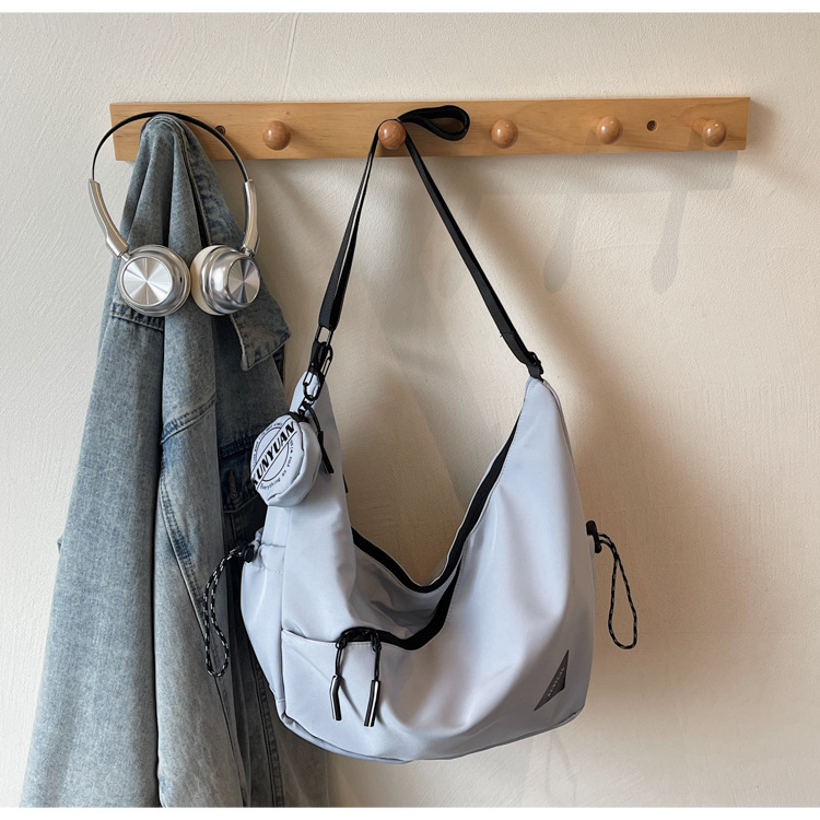 Muška crossbody torba, gradski stil, najlon, prozračna i ultra lagana, podstava od poliesteru