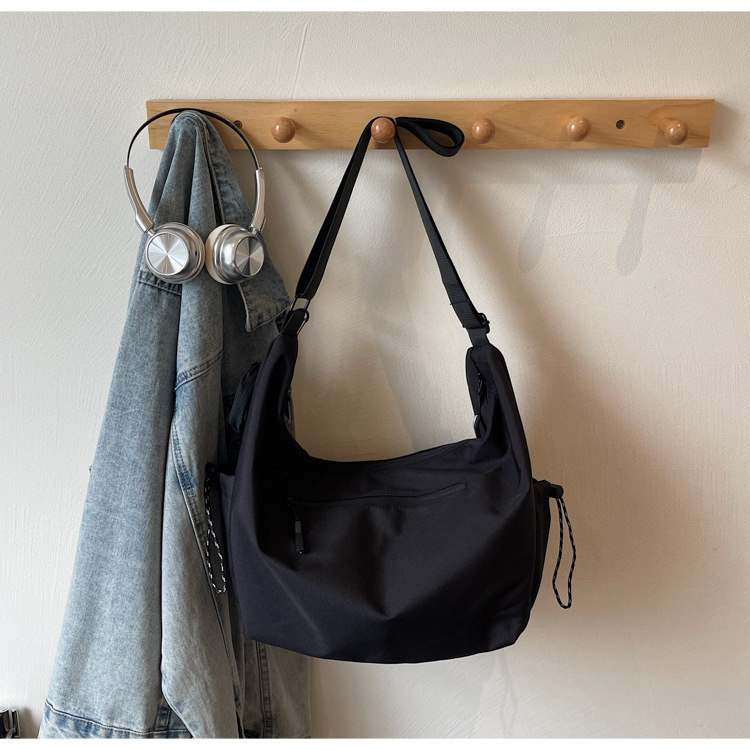 Muška crossbody torba, gradski stil, najlon, prozračna i ultra lagana, podstava od poliesteru