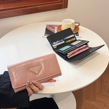 Trokutasta clutch torba; gradski minimalistički stil; jedinstven uzorak; poliester podstava; otporna na habanje i udarce; proširiva kapacitet