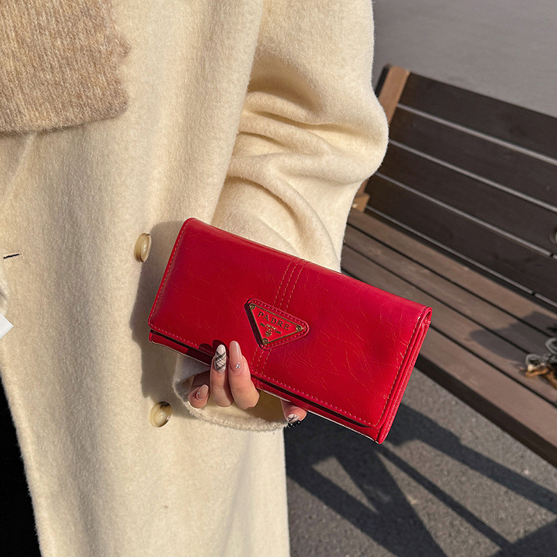 Trokutasta clutch torba; gradski minimalistički stil; jedinstven uzorak; poliester podstava; otporna na habanje i udarce; proširiva kapacitet