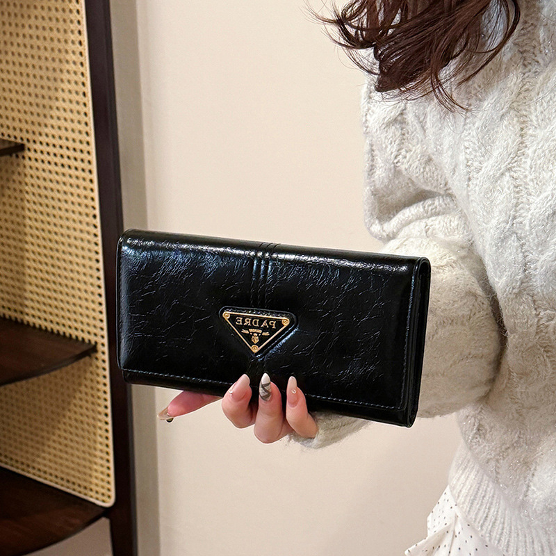 Trokutasta clutch torba; gradski minimalistički stil; jedinstven uzorak; poliester podstava; otporna na habanje i udarce; proširiva kapacitet