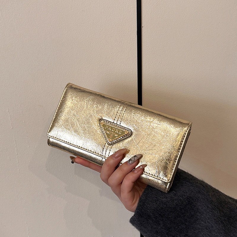 Trokutasta clutch torba; gradski minimalistički stil; jedinstven uzorak; poliester podstava; otporna na habanje i udarce; proširiva kapacitet