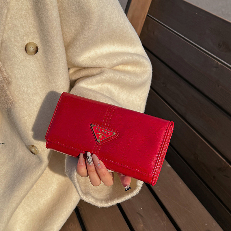 Trokutasta clutch torba; gradski minimalistički stil; jedinstven uzorak; poliester podstava; otporna na habanje i udarce; proširiva kapacitet
