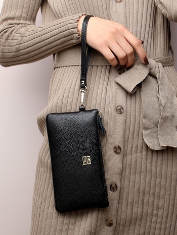 Női clutch táska valódi bőrből, vízszintes négyzet alakú, cipzáras zárás, belső telefonzseb, poliészter bélés.