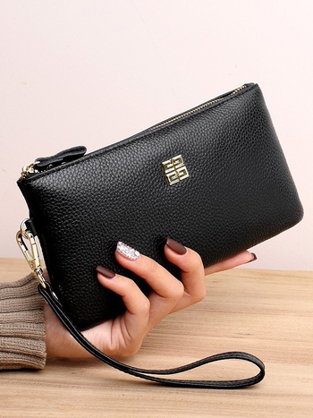 Női clutch táska valódi bőrből, vízszintes négyzet alakú, cipzáras zárás, belső telefonzseb, poliészter bélés.