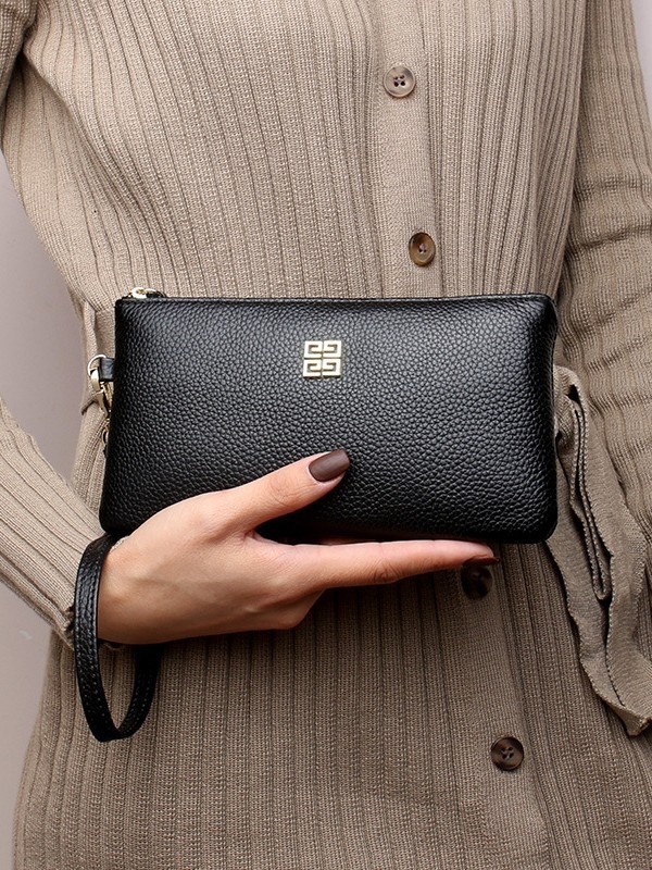 Női clutch táska valódi bőrből, vízszintes négyzet alakú, cipzáras zárás, belső telefonzseb, poliészter bélés.