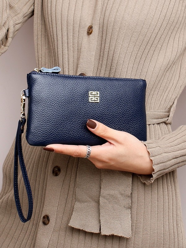 Női clutch táska valódi bőrből, vízszintes négyzet alakú, cipzáras zárás, belső telefonzseb, poliészter bélés.