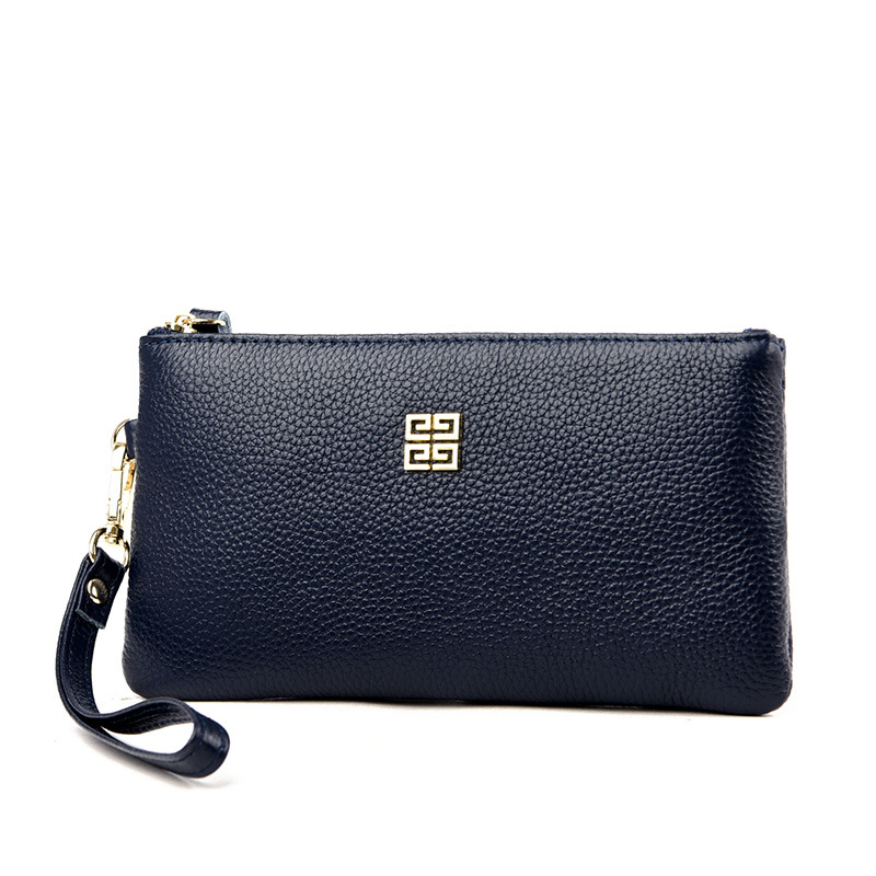 Női clutch táska valódi bőrből, vízszintes négyzet alakú, cipzáras zárás, belső telefonzseb, poliészter bélés.