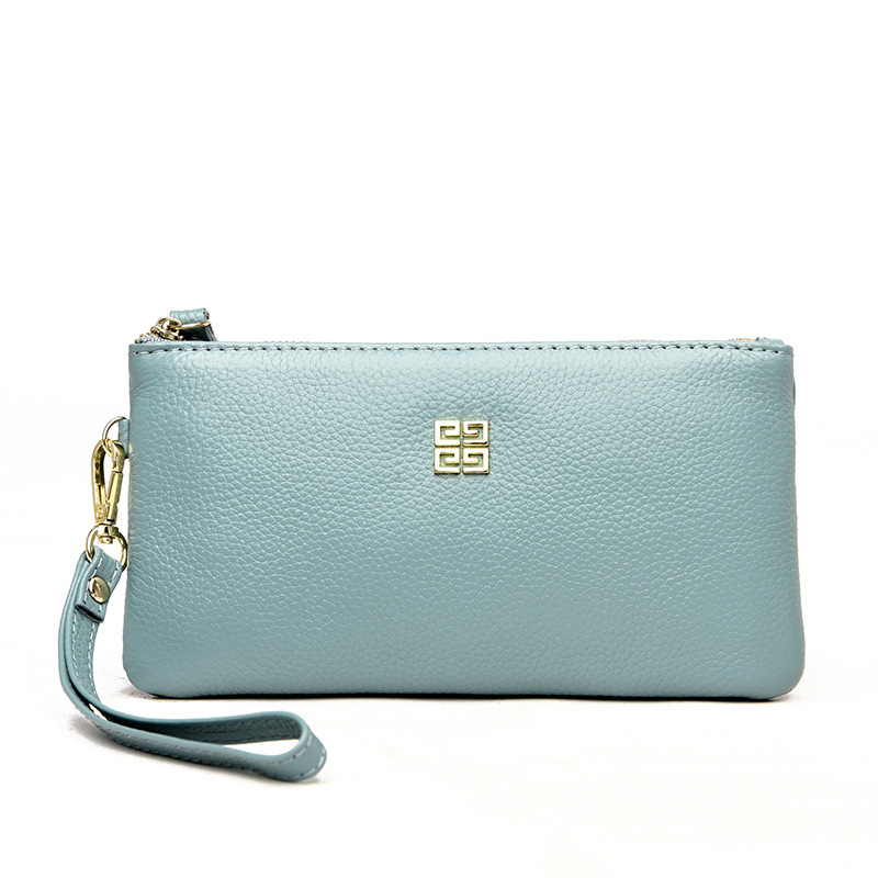 Női clutch táska valódi bőrből, vízszintes négyzet alakú, cipzáras zárás, belső telefonzseb, poliészter bélés.